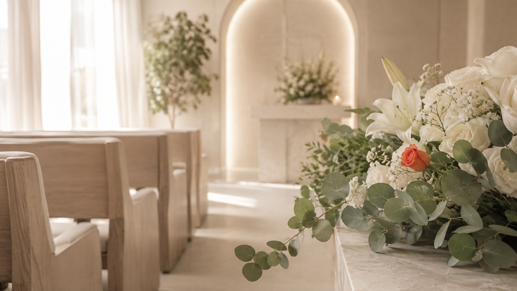 Sala per la cerimonia con panche in legno, arco luminoso e composizione floreale